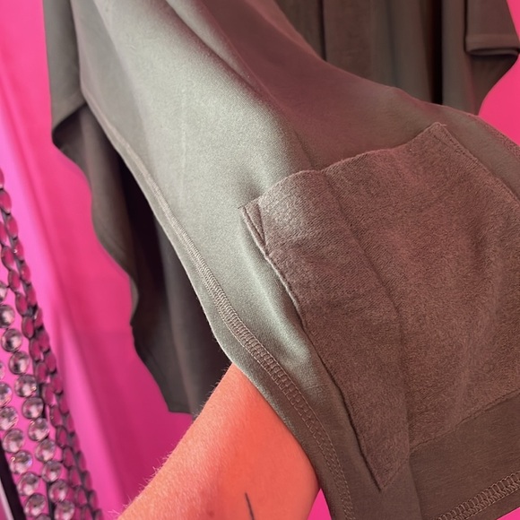 Open sided cape with pockets - Picture 3 of 7